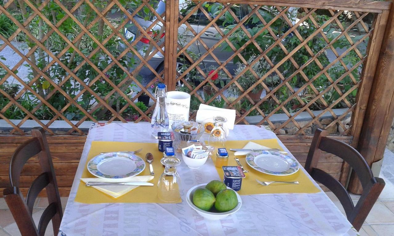 B&B Il Girasole SantʼAnna Arresi Exteriör bild